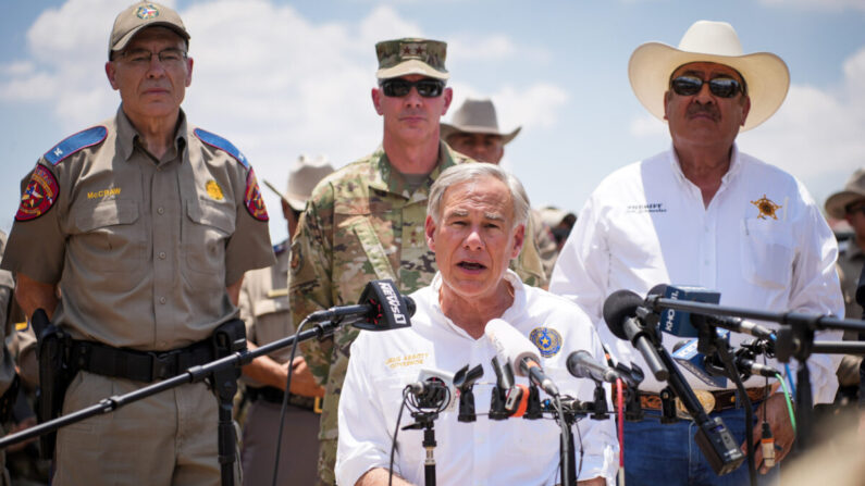 El gobernador de Texas, Greg Abbott, acompañado por agentes de la ley estatales y locales, habla con los medios de comunicación en Eagle Pass, Texas, el 29 de junio de 2022. (Charlotte Cuthbertson/The Epoch Times)
