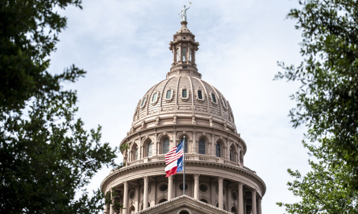 Las banderas de Estados Unidos y Texas ondean fuera del edificio del Capitolio estatal, el 12 de julio de 2021, en Austin, Texas. (Getty Images)
