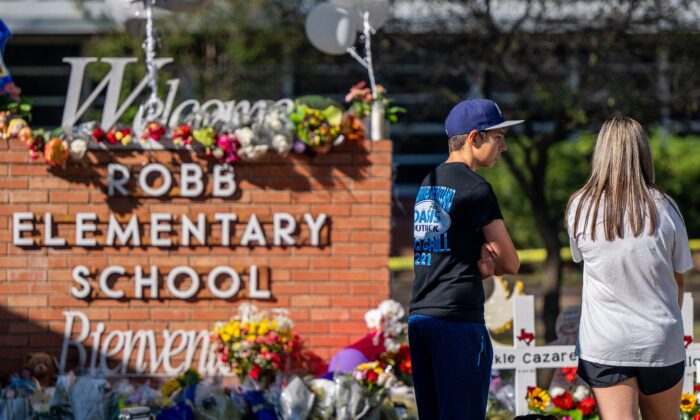 Jóvenes visitan el monumento en la Escuela Primaria Robb después de un tiroteo masivo en Uvalde, Texas, el 26 de mayo de 2022. (Brandon Bell/Getty Images)