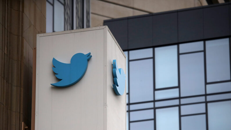 Un cartel aparece en el exterior de la sede de Twitter en San Francisco el 26 de julio de 2018. (Justin Sullivan/Getty Images)
