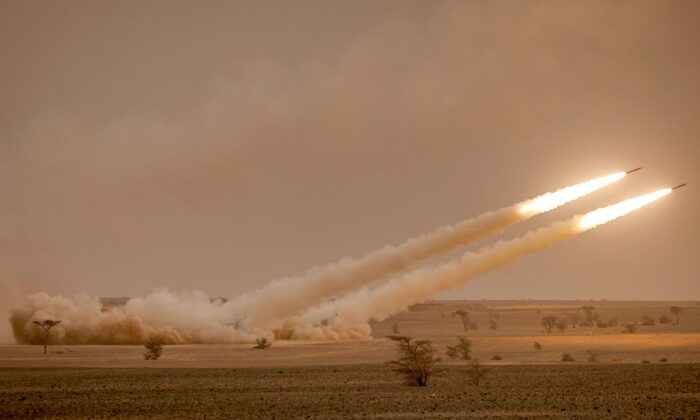 Un sistema de cohetes de artillería de alta movilidad, el (HIMARS) M142 de EE.UU., dispara salvas durante el ejercicio militar "Áfrican Lion", en la región de Grier Labouihi, en el sureste de Marruecos, el 9 de junio de 2021. (Fadel Senna/AFP vía Getty Images)
