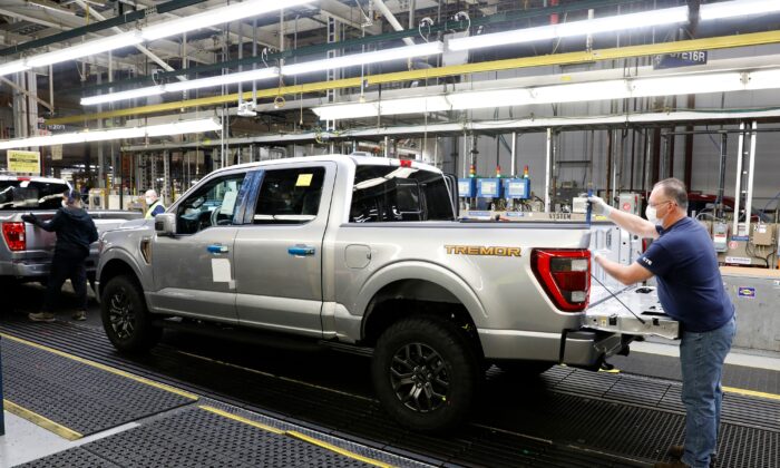 Un empleado trabaja en un camión de la serie F de Ford Motor Co. F-Series en la línea de montaje de la planta de camiones de Ford Dearborn, en Dearborn, Michigan, el 26 de enero de 2022. (Jeff Kowalsky/AFP vía Getty Images)