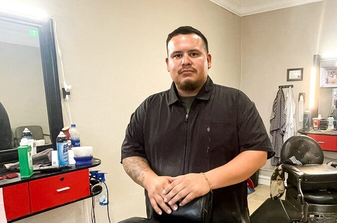 Steve Mena, propietario de Official Cuts, en su barbería de Uvalde, Texas, el 31 de mayo de 2022. (Charlotte Cuthbertson/The Epoch Times)
