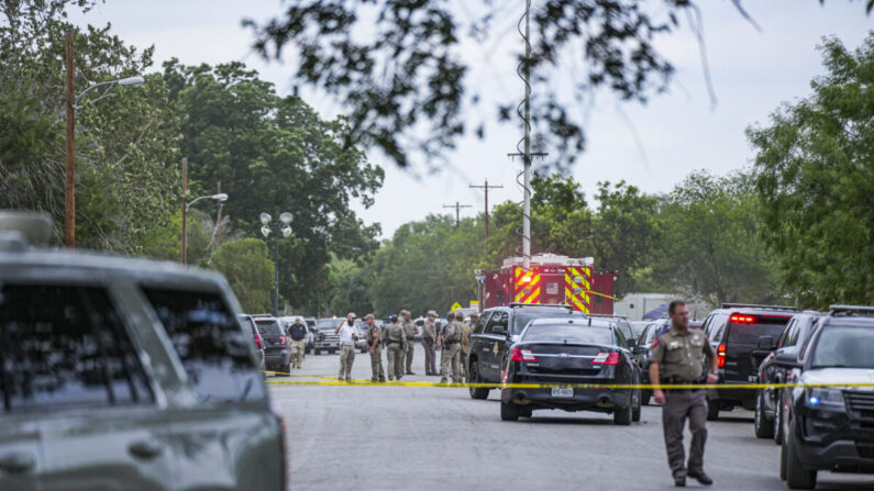 La policía acordona las calles alrededor de la Escuela Primaria Robb después de un tiroteo masivo, en Uvalde, Texas, el 24 de mayo de 2022. (Charlotte Cuthbertson/The Epoch Times)
