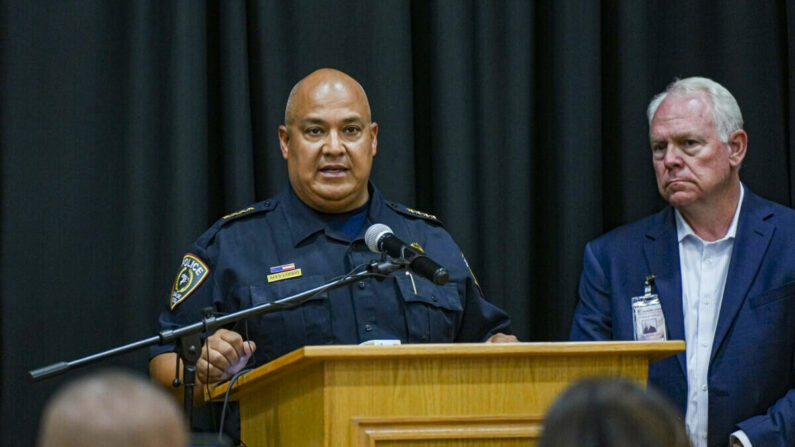 Pete Arredondo, jefe de policía del Distrito Escolar Independiente Consolidado de Uvalde (I), habla en una conferencia de prensa mientras el superintendente Hal Harrell mira, después de un tiroteo masivo en una escuela en Uvalde, Texas, el 24 de mayo de 2022. (Charlotte Cuthbertson/The Epoch Times)
