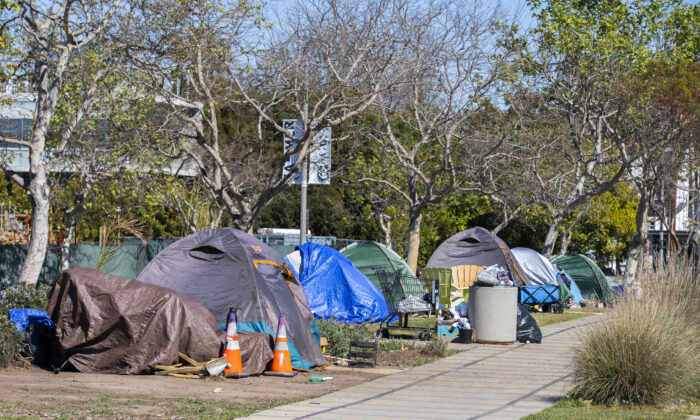 Tiendas de campaña en el césped del parque frente a la Biblioteca Abbot Kinney Memorial, en Venice, California, el 18 de febrero de 2022. (John Fredricks/The Epoch Times)
