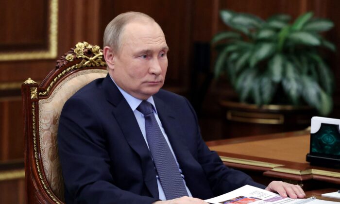 El presidente de Rusia, Vladimir Putin, en una reunión en el Kremlin, el 5 de mayo de 2022. (Mikhail Klimentyev/Sputnik/AFP vía Getty Images)
