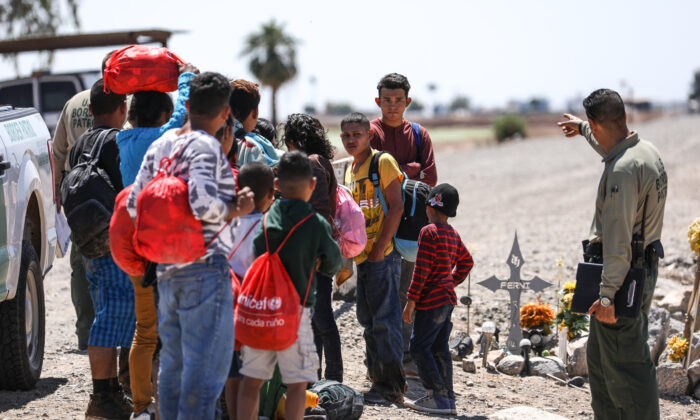 Agentes de la Patrulla Fronteriza procesan a un grupo de extranjeros ilegales luego de cruzar de México a Yuma, Arizona, el 13 de abril de 2019. (Charlotte Cuthbertson/The Epoch Times)