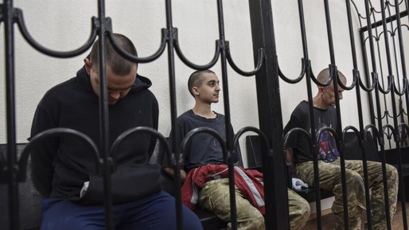 Los ciudadanos británicos Aiden Aslin (i) y Shaun Pinner (d) y el marroquí Saaudun Brahim (c) asisten a una vista de sentencia en el Tribunal Supremo de la autoproclamada República Popular de Donetsk (RPD) en Donetsk, este de Ucrania. EFE/ Stringer