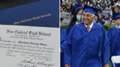 Por multa de un libro, un hombre no recibe diploma de secundaria y se gradúa 60 años después