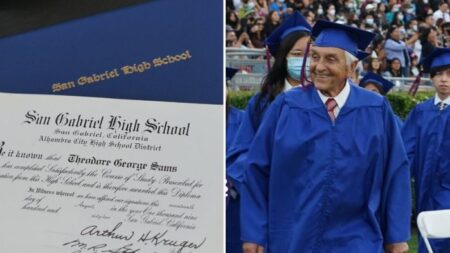 Por multa de un libro, un hombre no recibe diploma de secundaria y se gradúa 60 años después