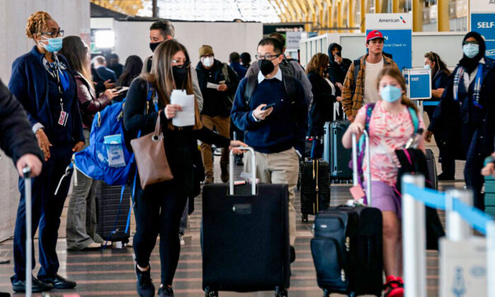 Viajeros caminan por el Aeropuerto Nacional Ronald Reagan de Washington, en Arlington, Virginia, el 19 de abril de 2022. (Stefani Reynolds/AFP vía Getty Images)
