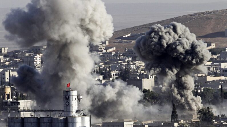 El fuerte humo de un incendio causado por un ataque se eleva en Kobani, Siria, mientras se intensifican los combates entre los kurdos sirios y los terroristas del ISIS, visto desde Mursitpinar en las afueras de Suruc, en la frontera entre Turquía y Siria, el 10 de octubre de 2014. (Gokhan Sahin/Getty Images)
