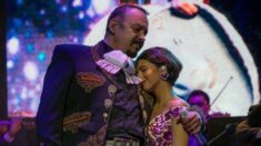 Pepe Aguilar corrige cariñosamente a su hija durante concierto por vestido «escotado»
