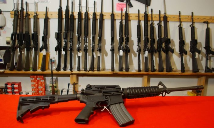 Un Colt AR-15 en el mostrador de una tienda de armas en una fotografía de archivo. (Thomas Cooper/Getty Images)
