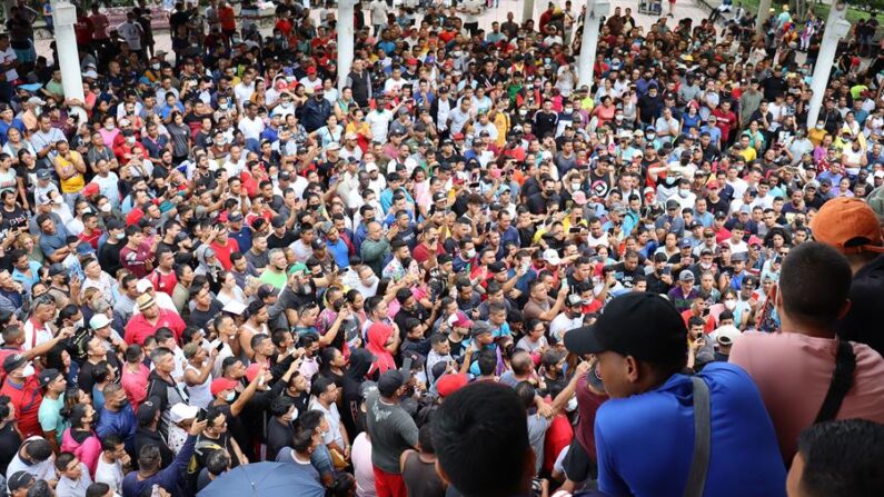 Migrantes centroamericanos se reunieron para informarles de su salida a otros estados para resolver su situación migratoria, el 1 de junio de 2022 en la ciudad de Tapachula en Chiapas (México). EFE/Juan Manuel Blanco