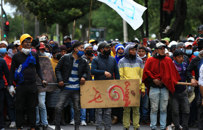 Manifestantes realizan una protesta durante el décimo día de movilizaciones indígenas, en el centro histórico de Quito, Ecuador. EFE/ José Jácome