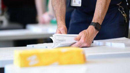Condados de Pensilvania se niegan a contar los votos por correo sin fechar y el estado los demanda