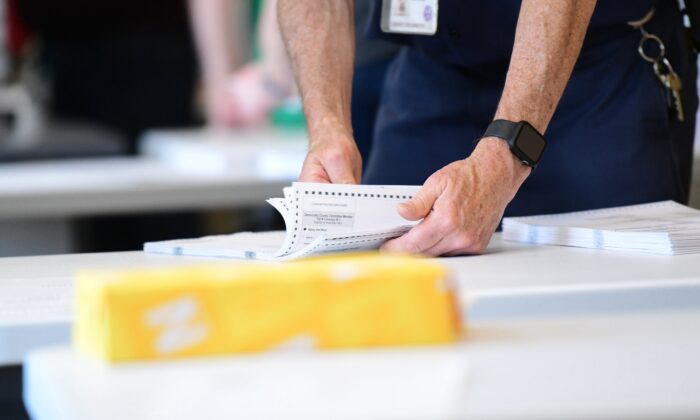 Funcionarios del condado realizan un recuento de votos en West Chester, Pensilvania, el 2 de junio de 2022. (Mark Makela/Getty Images)
