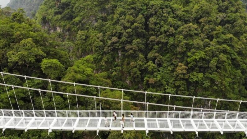 El recién construido puente de cristal de Bach Long en el distrito de Moc Chau en la provincia de Son La, Vietnam, el 29 de abril de 2022. (Nhac Nguyen/AFP vía Getty Images)