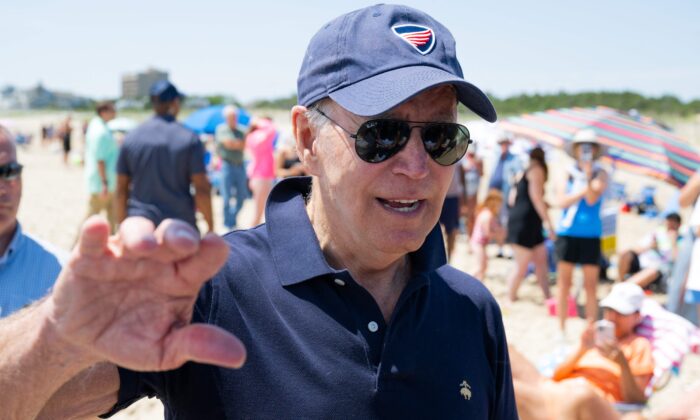 El presidente Joe Biden habla con los periodistas en Rehoboth Beach, Delaware, el 20 de junio de 2022. (Saul Loeb/AFP vía Getty Images)
