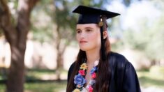 Alumna con autismo que no habla da sorpresivo discurso de graduación: “Dios les dio una voz, úsenla”