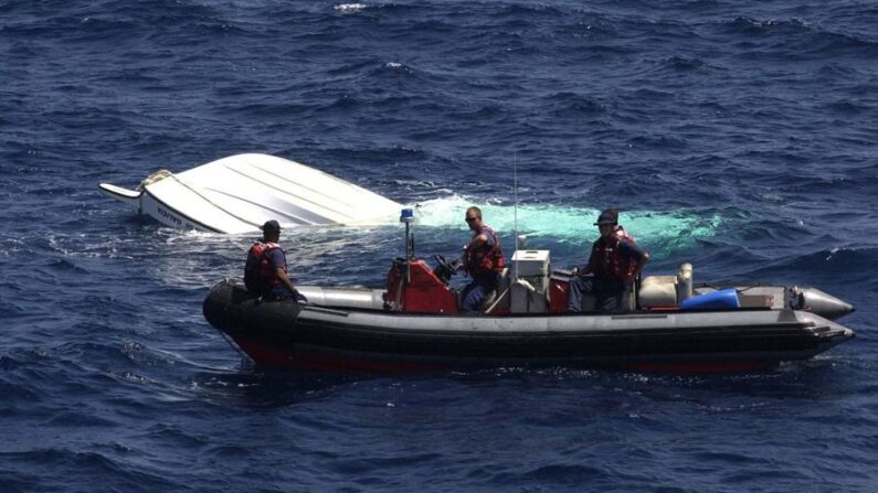 Tres marineros estadounidenses fueron rescatados a unas 300 millas náuticas (556 kilómetros) al norte de Puerto Rico, luego de que se averiara el velero en el que viajaban desde la isla de Tórtola a Bermuda. EFE/Danielle De Marino/Archivo