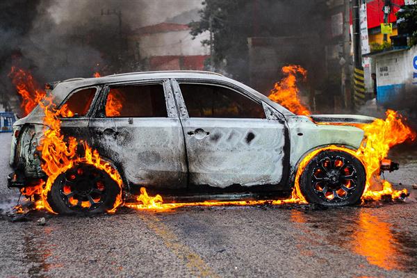 Vista de un auto particular incendiado el 14 de junio de 2022, en San Cristobal de las Casas, estado de Chiapas (México). EFE/César Cameras