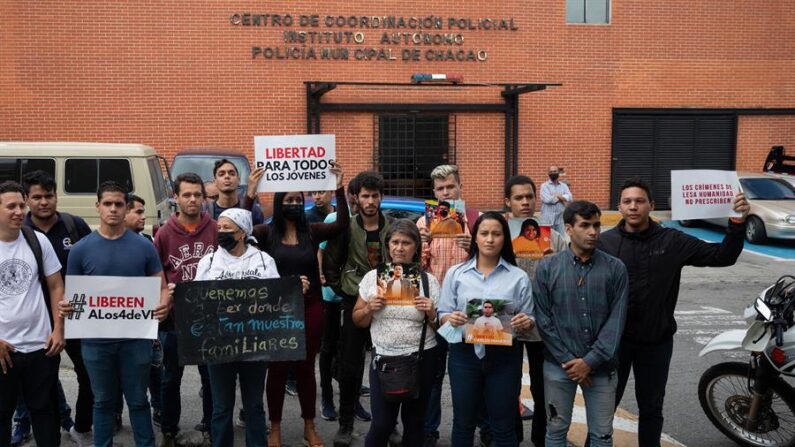 Estudiantes se manifiestan contra la detención de nueve jóvenes por la policía municipal de Chacao, el 8 de junio de 2022 en Caracas (Venezuela). EFE/ Rayner Peña R.