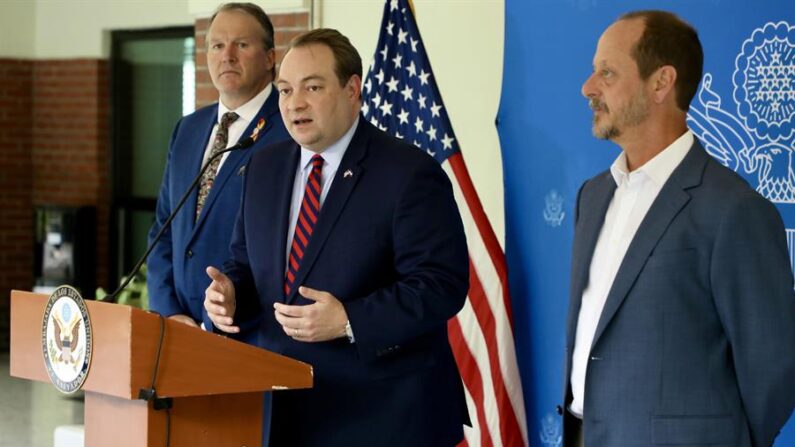 Fotografía cedida por la embajada de Estados Unidos en El Salvador que muestra al encargado de negocios de la embajada estadounidense, Patrick Ventrell (c), mientras ofrece declaraciones. EFE/ Embajada De Estados Unidos