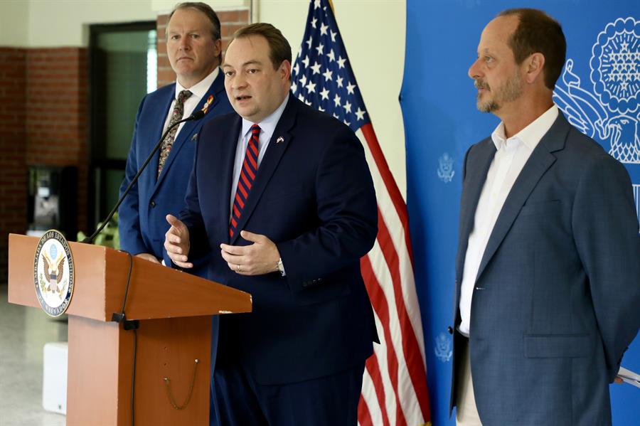 EE.UU. llama a El Salvador a extraditar "inmediatamente" a líderes de pandillas