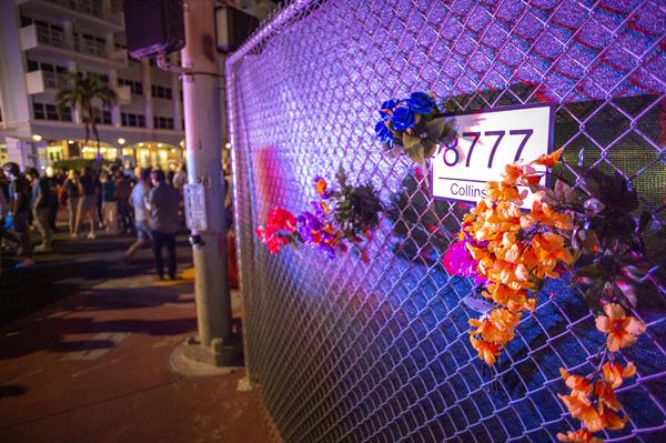 Homenaje a las 98 víctimas mortales del derrumbe de un edificio en Surfside (Florida, EE.UU), al cumplirse un año de la tragedia. EFE/EPA/CRISTOBAL HERRERA-ULASHKEVICH
