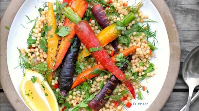 Las zanahorias de verano asadas, dulces y brillantes, se acompañan de hierbas y cuscús israelí de frutos secos en esta versátil ensalada. (Lynda Balslev para Tastefood)