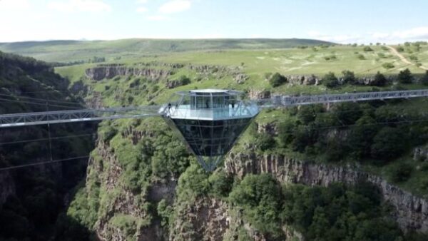 Un puente de cristal de 240 metros de largo (787 pies) con una barra "en forma de diamante" suspendida en el centro en el Cañón de Dashbashi, en la región de Tsalka, al sur de Georgia, el 16 de junio del 2022, en una imagen de vídeo. (Reuters/Screenshot vía NTD)