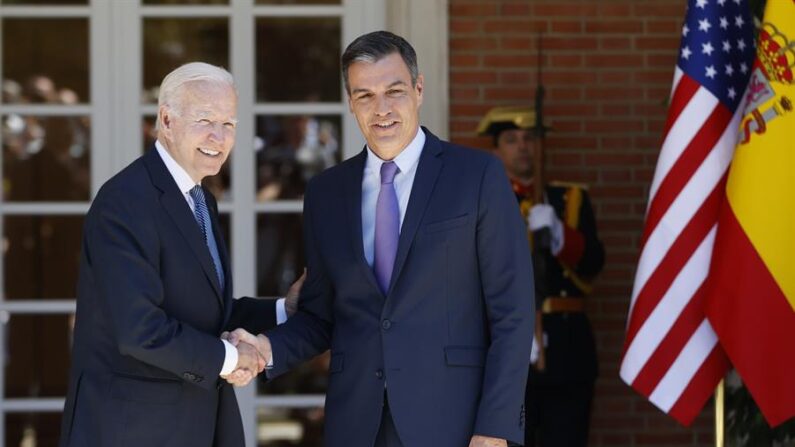 El presidente de Estados Unidos, Joe Biden, saluda al presidente del gobierno de España Pedro Sánchez, este martes a su llegada al Palacio de la Moncloa en Madrid (España), en la que se celebra la cumbre de la OTAN hasta el jueves 30 de junio. EFE/Ballesteros
