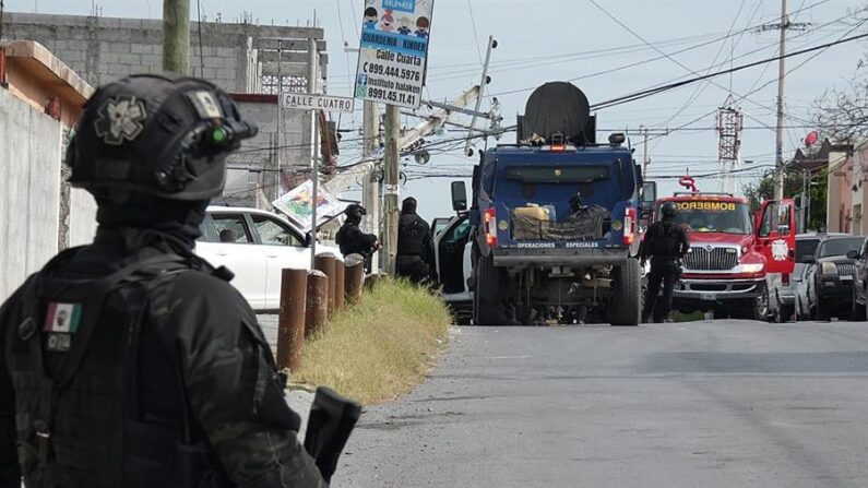 Miembros del grupo especial de la policía estatal resguardan el área donde fue asesinado un periodista. EFE/ Martín Juárez