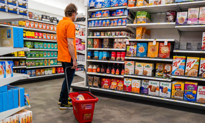 La gente compra en una tienda de comestibles en la ciudad de Nueva York el 10 de junio de 2022. (Spencer Platt/Getty Images)