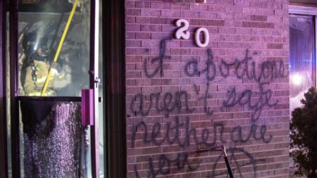 Vandalizan e incendian centro de atención a embarazadas de Colorado tras fallo sobre aborto