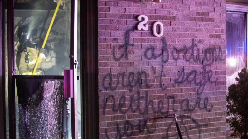 Un mensaje escrito en la pared de un centro cristiano de recursos para embarazadas que fue incendiado en Longmont, Colorado, el 25 de junio de 2022. (Departamento de Policía de Longmont)
