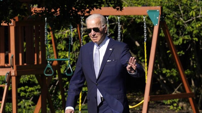 El presidente de Estados Unidos, Joe Biden, camina por el Jardín Sur de la Casa Blanca mientras parte para asistir a la cumbre del G7, en Washington (EE.UU.), este 25 de junio de 2022. EFE/EPA/Yuri Gripas/Pool