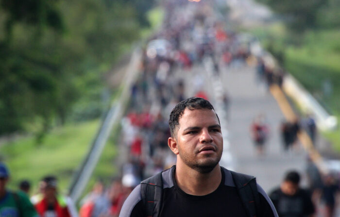 Un migrante centroamericano camina en caravana hacia la frontera con Estados Unidos, a su paso por Escuintla, México, el 9 de junio de 2022. EFE/ Juan Manuel Blanco