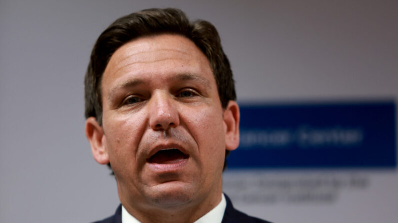 El gobernador de Florida, Ron DeSantis, durante una conferencia de prensa en Miami, Florida, el 17 de mayo de 2022. (Joe Raedle/Getty Images)