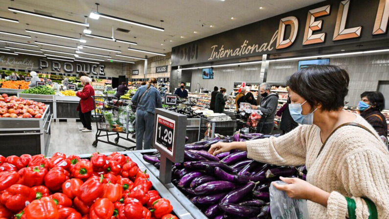La gente compra alimentos en un supermercado en Glendale, California, el 12 de enero de 2022. (Robyn Beck/AFP/Getty Images)

