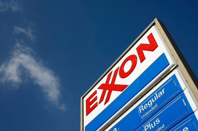 Una gasolinera Exxon anuncia sus precios, en Burbank, California, el 1 de febrero de 2008. (David McNew/Getty Images)

