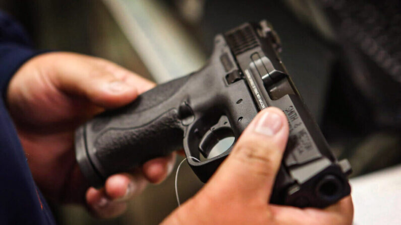 Un cliente compra una pistola en Tinley Park, Illinois, el 17 de diciembre de 2012. (Scott Olson/Getty Images)
