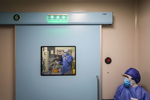 Una sala de cirugía general del Hospital de la Unión de Wuhan, donde un profesor recibió un trasplante de corazón tan solo cuatro días después de haber sido incluido en la lista de espera de donantes. Se sospecha que el hospital participa en el delito de sustracción forzada de órganos del régimen. (STR/AFP a través de Getty Images)