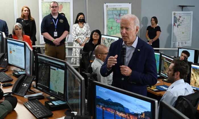 El presidente Joe Biden habla después de asistir a una sesión informativa sobre los incendios forestales de Nuevo México, en el Centro de Operaciones de Emergencia del Estado, en Santa Fe, el 11 de junio de 2022. (Jim Watson/AFP vía Getty Images)
