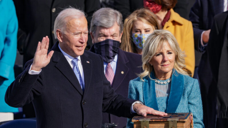 Joe Biden jura como presidente de Estados Unidos durante su toma de posesión en el frente oeste del Capitolio de Estados Unidos en Washington el 20 de enero de 2021. (Alex Wong/Getty Images)
