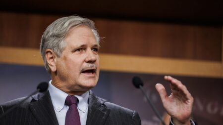 Hoeven gana las primarias republicanas en Dakota del Norte