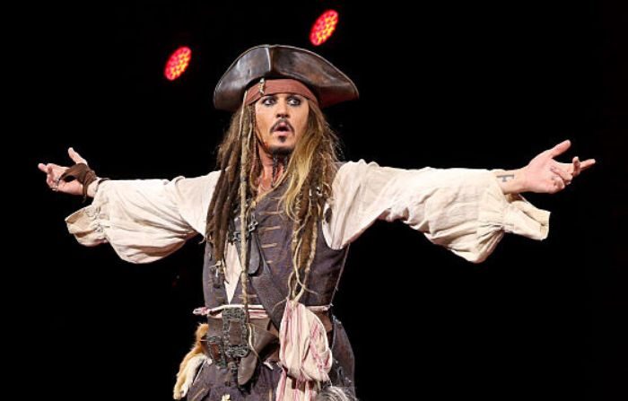 El actor Johnny Depp, vestido como el capitán Jack Sparrow, de PIRATAS DEL CARIBE: LOS HOMBRES MUERTOS NO CUENTAN, participó en la presentación "Mundos, Galaxias y Universos: Live Action at The Walt Disney Studios" en la presentación de la D23 EXPO 2015 de Disney en Anaheim, California. (Jesse Grant/Getty Images for Disney)